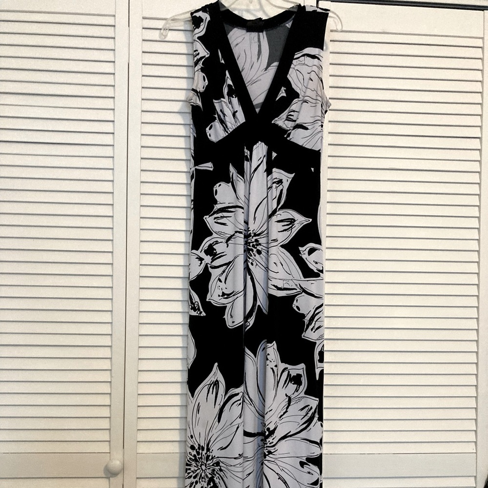 Beautiful black/white maxi dress